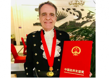 David Ferguson, a writer and editor for Foreign Language Press, receives the Friendship Award, given annually by the Chinese Government to honor outstanding foreign experts in China, on September 30 (COURTESY PHOTO)